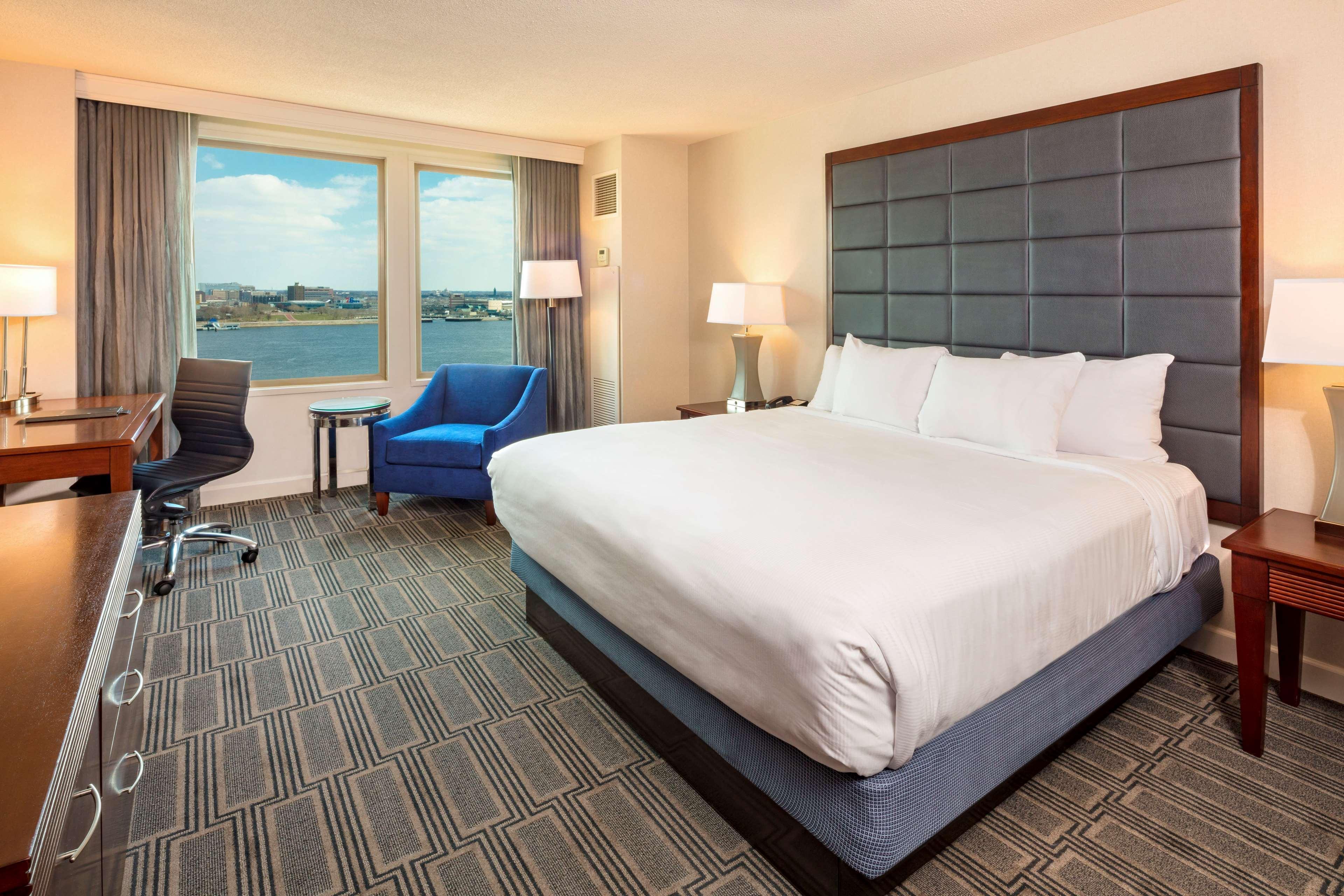 Отель Hilton Philadelphia At Penn'S Landing Номер фото