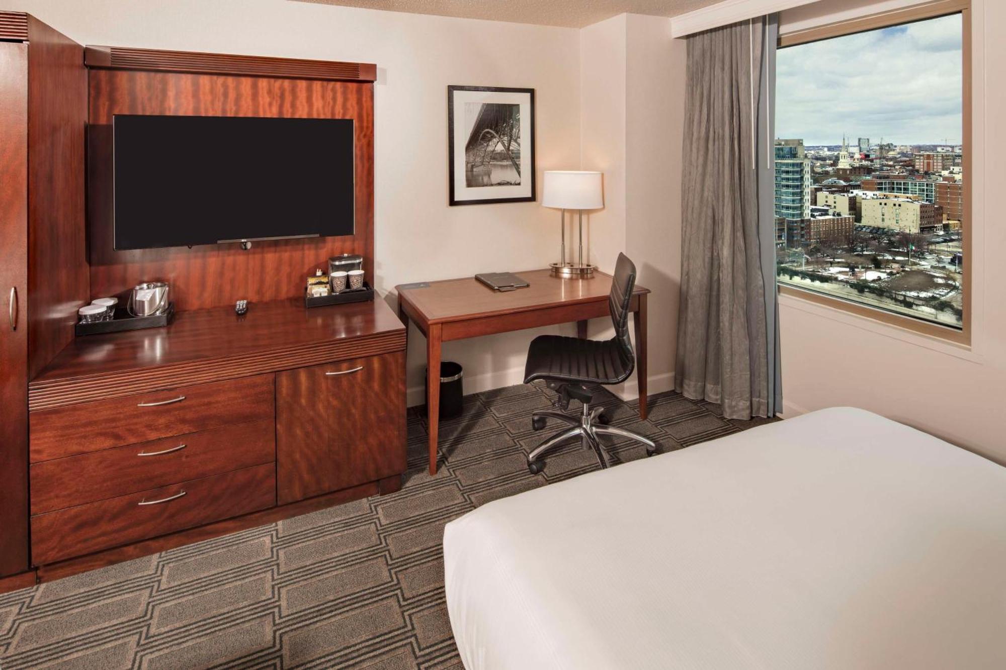 Отель Hilton Philadelphia At Penn'S Landing Экстерьер фото